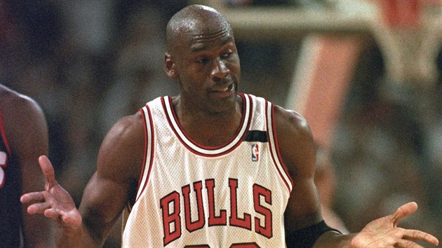 Michael Jordan z Chicago Bulls prv trefil estou trojku v prvnm poloase finle NBA proti Portland Trail Blazers v roce 1992.