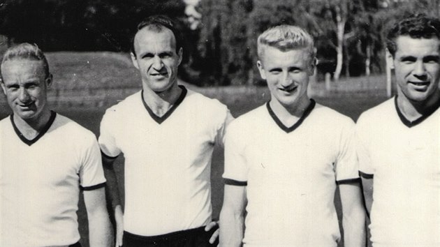 Zdenk Krej, Ji Hledk, Zdenk Piman a Miroslav Michlek (zleva) byli oporami Hradce Krlov , eskch ampion z roku 1960.