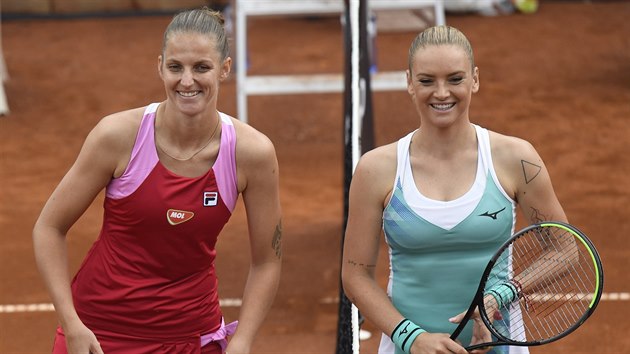 Karolna Plkov (vlevo) a Tereza Martincov ped finle praskho tenisovho turnaje en LiveScore Cup