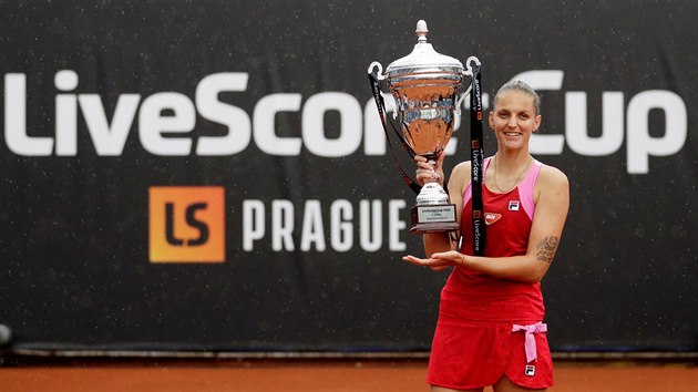 Karolna Plkov s trofej pro vtzku turnaje na prask tvanici