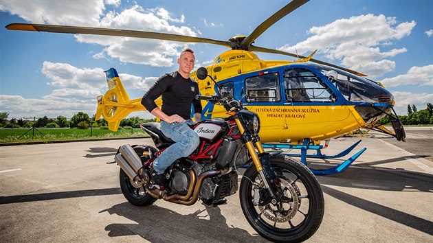 Motorkáři Tomáši Matouškovi, který se zranil při nehodě, pomohla transfuze na palubě vrtulníku záchranky. Projekt Rabbit 2 přijel podpořit (1. 6. 2020).
