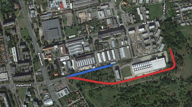 Modrou barvou je vyznačena uvažovaná krátká varianta silnice od Lidlu k průmyslovému areálu na okraji přírodní památky Na Plachtě. Delší varianta vyznačená červeně je zakreslena v územním plánu Hradce Králové.