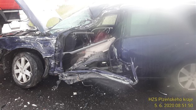 Po srážce s nákladním autem zůstala ve fordu zaklíněná řidička. Viníkem nehody je pravděpodobně 81letý řidič, který  jí nedal přednost na hlavní silnici.