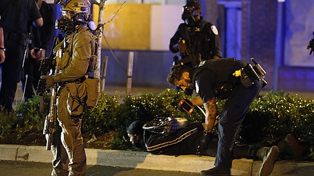 Policista zadržuje demonstranta v americkém Richmondu. (31. května 2020)