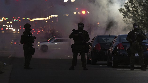 Demonstrace se p�elily z Minnesoty do dal��ch americk�ch st�t� a m�st, protestovalo se i p�ed B�l�m domem (31. kv�tna).