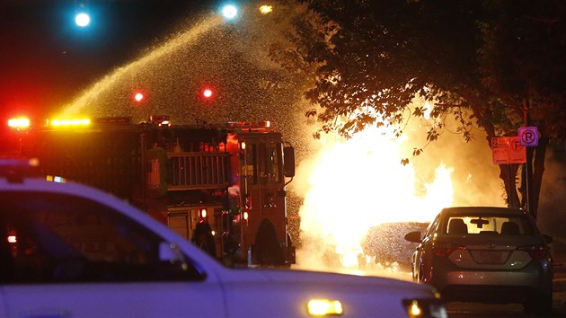 Demonstrace se p�elily z Minnesoty do dal��ch americk�ch st�t� a m�st, protestovalo se i p�ed B�l�m domem. (31. kv�tna 2020) 