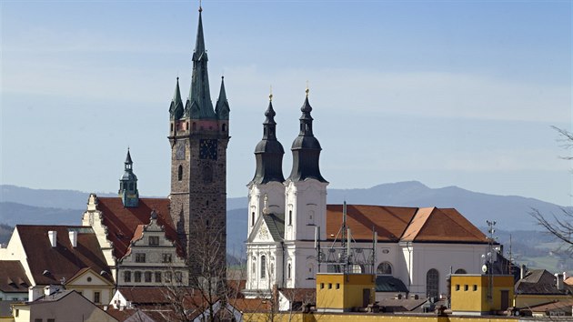 Budova radnice, kostel Neposkvrněného početí Panny Marie a sv. Ignáce a Černá věž stojí na náměstí.
