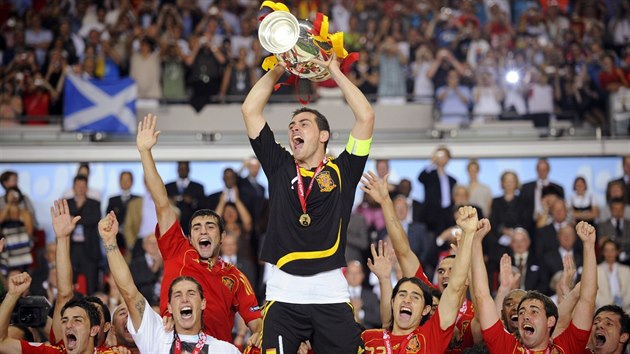 KAPITN MISTR EVROPY. panlsk brank Iker Casillas zved nad hlavu trofej pro vtze evropskho ampiontu v roce 2008.