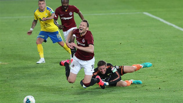 PENALTOV ZKROK. Teplick glman Tom Grigar v pokutovm zem fauluje sparanskho forvarda Libora Kozka. Jeho spoluhr Gulor Kanga nsledn z pokutovho kopu zvil na 2:0.