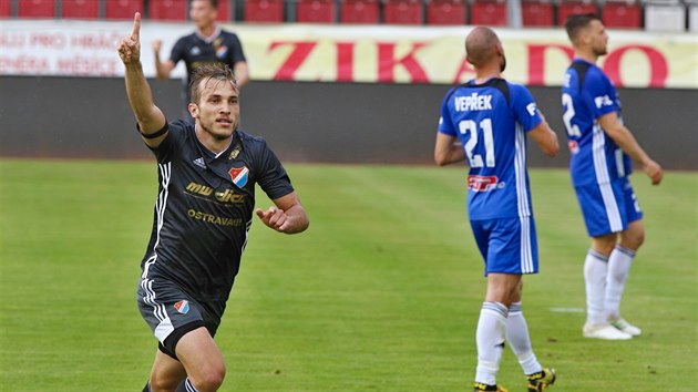 Ostravsk fotbalista Nemanja Kuzmanovi se raduje z glu do olomouck st.