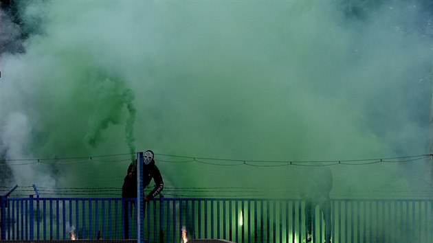 Jablonet fanouci za plotem teplickho stadionu.