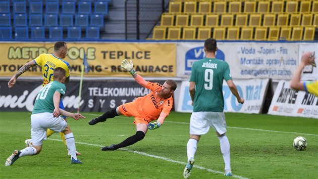 Teplick forvard Jakub eznek (ve lutm) pekonv jabloneckho glmana Vlastimila Hrubho a vyrovnv na 1:1.