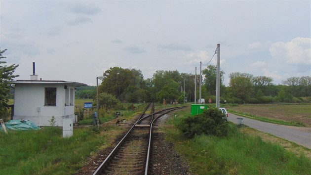 Odbočka Kamensko. Rovně pokračuje trať do Nymburka, vlevo odbočuje trať AŽD Praha do Dolního Bousova