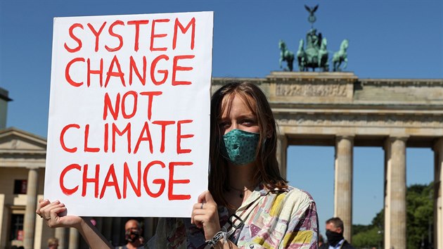 Zmna systmu, ne klimatu, hls transparent mlad demonstrantky v Berln. Mlad lid protestovali proti plnovan vldn pomoci nmeckm automobilkm po zasaen koronavirovou kriz (2. ervna 2020)