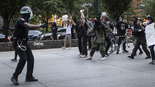 Policie v New Yorku postupuje proti demonstrantům, kteří odmítají opustit ulice města a dále protestují proti násilné smrti George Floyda (2. června 2020)
