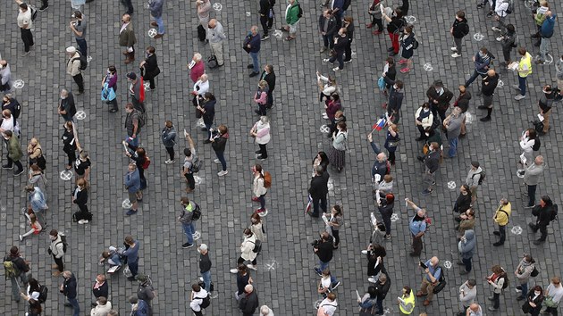 Demonstrující mají stát od sebe v bezpečných rozestupech, aby se zamezilo možnému šíření koronaviru. Milion chvilek pro demokracii, demonstrace na Staroměstské náměstí v Praze. (9. června 2020)