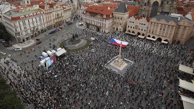 Milion chvilek pro demokracii, demonstrace proti Andreji Babiovi na Staromstsk nmst v Praze. (9. ervna 2020)