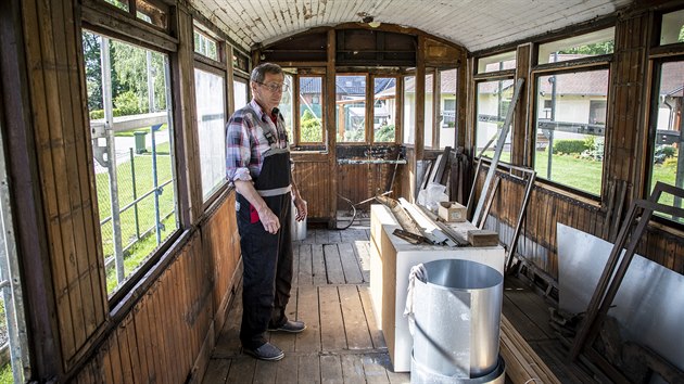 Ostravan Jan Kohoutek se pustil do opravy historické tramvaje.