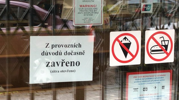 Policie zasahuje v pražském obchodě Naše vojsko (9. 6. 2020)