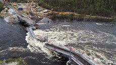 Poblí msta Murmansk na severozápad Ruska se zítil elezniní most. (2....