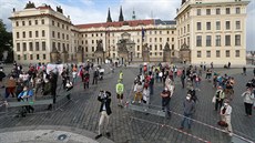 Dv a ti stovky lidí na Hradanském námstí v Praze demonstrovaly proti...
