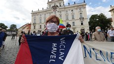Dv a ti stovky lidí na Hradanském námstí v Praze demonstrovaly proti...