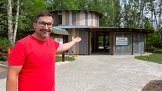 Správce Národní přírodní rezervace Soos Zdeněk Soukup u nového vstupního objektu