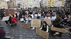 Asi ti stovky peván mladých lidí protestovaly v Praze proti policejnímu...