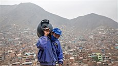 Mu v peruánské Lim doruuje nádobu s plynem. (21. kvtna 2020)