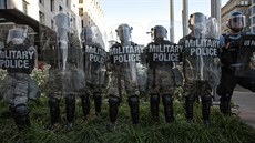 Vojenská policie dohlíí na demonstraci v parku Lafayette ve Washingtonu. (1....