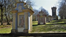 K�í�ová cesta nad Ji�etínem strm� stoupá k mohutné kapli sv. K�í�e.