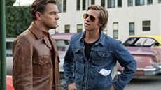 Leonardo DiCaprio a Brad Pitt ve filmu Tenkrát v Hollywoodu