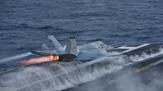 Letoun F/A-18E Super Hornet startuje z letadlové lodi USS Theodore Roosevelt ve...