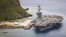 Letadlová lo USS Theodore Roosevelt na Guamu bhem rozíení nákazy koronaviru...