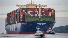 Do pístavu v Hamburku piplula nejvtí nákladní lo na svt HMM Algeciras....