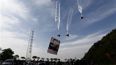 Jihokorejtí aktivisté poutjí na sever balony s letáky kritickými vi reimu...