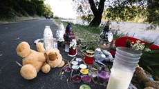 Svíčky a plyšové hračky na břehu Labe u Mělníka, kde bylo nalezeno tělo...