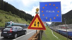 Auto z Rakouska pejídí hranici s Itálií. (3. kvtna 2020)