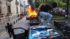 Policejní auto zapálené během demonstrací proti policejnímu násilí v...