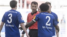 Americký fotbalista Schalke 04 Weston McKennie nastoupil do utkání proti Brémám...