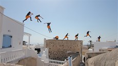 Parkourista Tomá� Zonyga p�i skokové variaci.