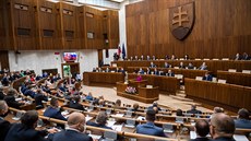 Slovenští poslanci poslouchají zprávu o stavu země, kterou do parlamentu přišla...