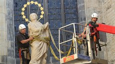 Na Starom�stském nám�stí v Praze vzty�ují Mariánský sloup. Na snímku je socha...
