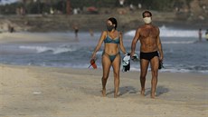 Pár s ochrannými rouškami na pláži v Rio de Janeiru. (7. června 2020)