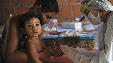 Zdravotnice v brazilské nemocnici v Manacapuru testuje roní dít na nemoc...