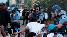 Ozbrojení policisté bhem demonstrací v Minneapolisu. (31. kvtna 2020)
