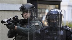 Ozbrojená policejní hlídka míí do davu protestujících ve Washingtonu. (27....