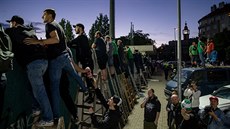 Fanouci Bohemians sledují za zdmi stadionu duel proti Spart.