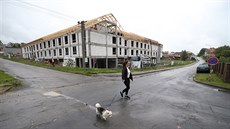 Rozlehlou louku uprosted vilové tvrti nedaleko centra Chotboe pektili místní na Central Parka na as ji spontánn vyzdobili lavikami,stolkya dekoracemi.