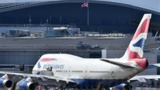 Letadlo British Airways na letiti Heathrow v Londýn.